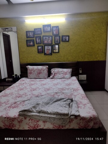 Bedroom in 3 BHK Apartment at Ambawadi – for Rent