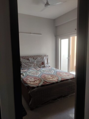 Bedroom in 2.5 BHK Apartment at Hawelia Valenova Park, Amrapali Dream Valley – for Rent