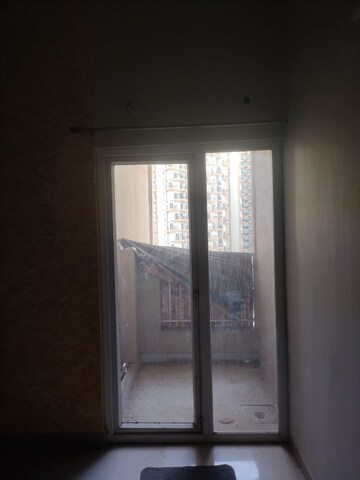 Room in 2.5 BHK Apartment at Hawelia Valenova Park, Amrapali Dream Valley – for Rent
