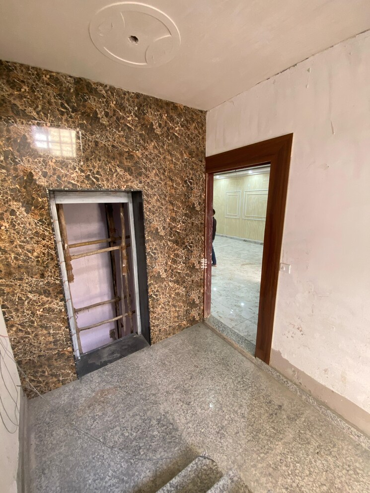 Room, new-friends-colony 4 Bedroom 80 Sq.Yd. Villa In Sanjay Nagar Ghaziabad 8444024