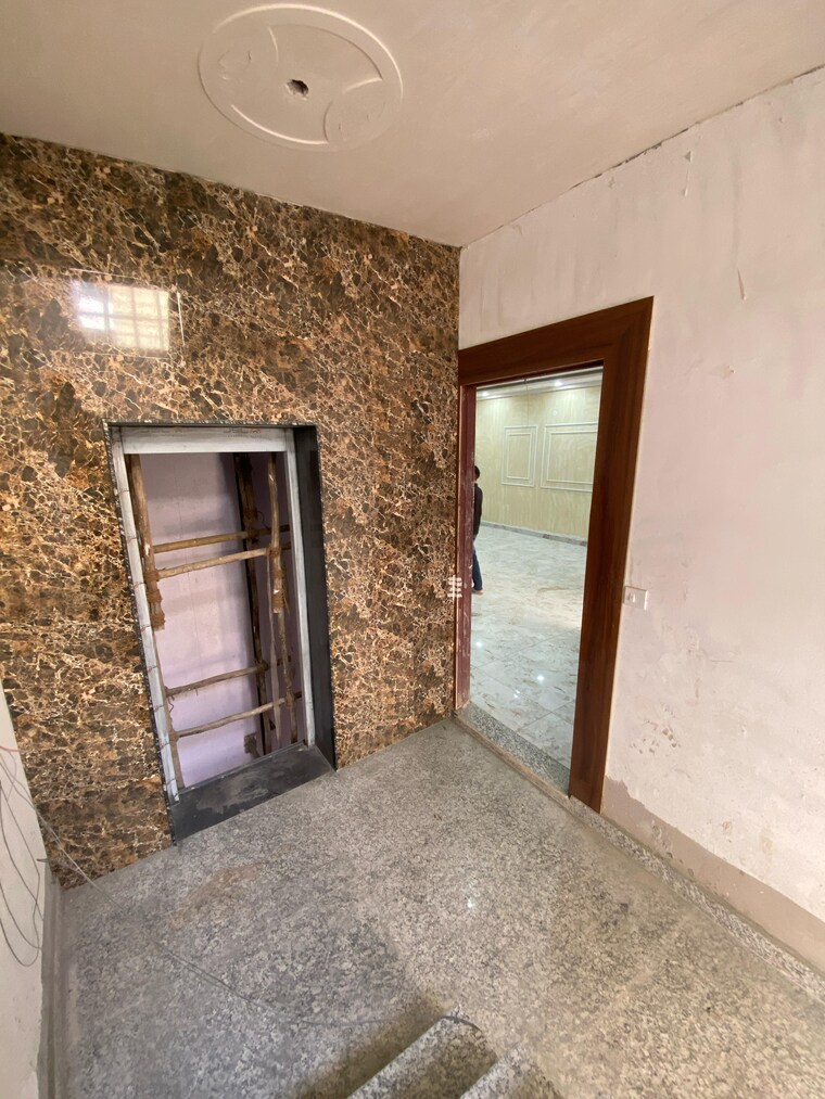 Room, new-friends-colony 4 Bedroom 80 Sq.Yd. Villa In Sanjay Nagar Ghaziabad 8444024