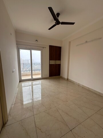 Room in 3 BHK Apartment at Kbnows Apartment, Sector 16 Greater Noida – for Rent