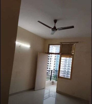 Room in 2 BHK Apartment at Jankipuram Extension – for Rent