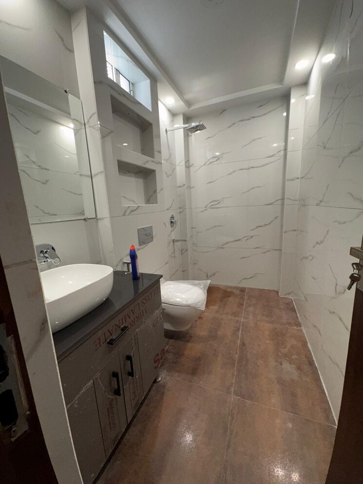 Bathroom, paschim vihar 3 Bedroom 1800 Sq.Ft. Builder Floor In Paschim Vihar Delhi 8444262