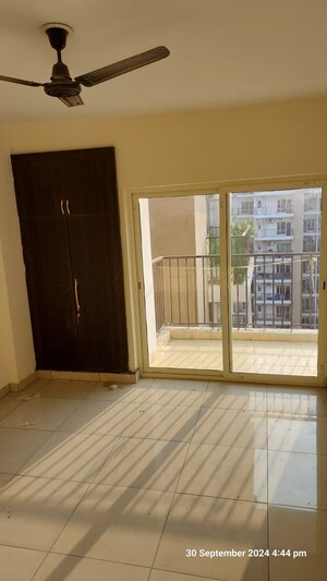 Room in 3 BHK Apartment at Kbnows Apartment, Sector 16 Greater Noida – for Sale