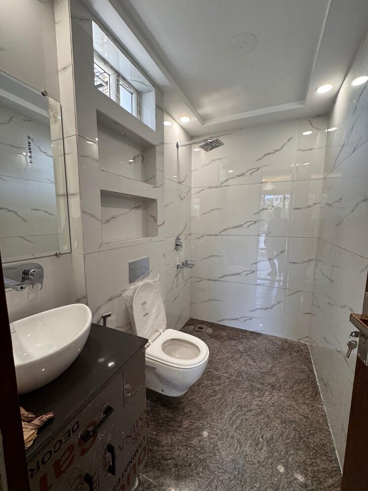 Bathroom, paschim vihar 3 Bedroom 1800 Sq.Ft. Builder Floor In Paschim Vihar Delhi 8444262