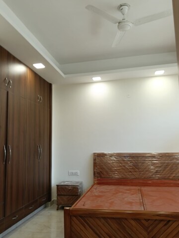 Furnished Amenities in 4 BHK Builder Floor at DLF Star Mall, Sector 30 – for Rent