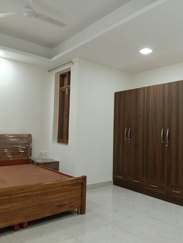 Room in 4 BHK Builder Floor at DLF Star Mall, Sector 30 – for Rent