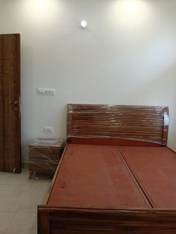 Room in 4 BHK Builder Floor at DLF Star Mall, Sector 30 – for Rent