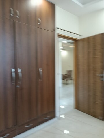 Furnished Amenities in 4 BHK Builder Floor at DLF Star Mall, Sector 30 – for Rent