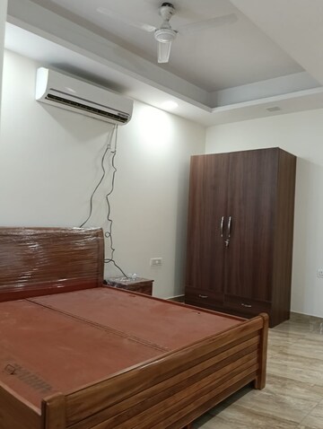 Room in 4 BHK Builder Floor at DLF Star Mall, Sector 30 – for Rent