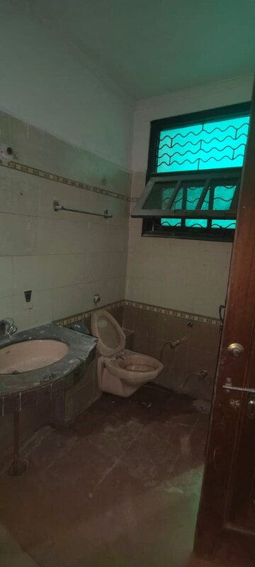 Bathroom in 6 BHK Villa at Gomti Nagar – for Rent