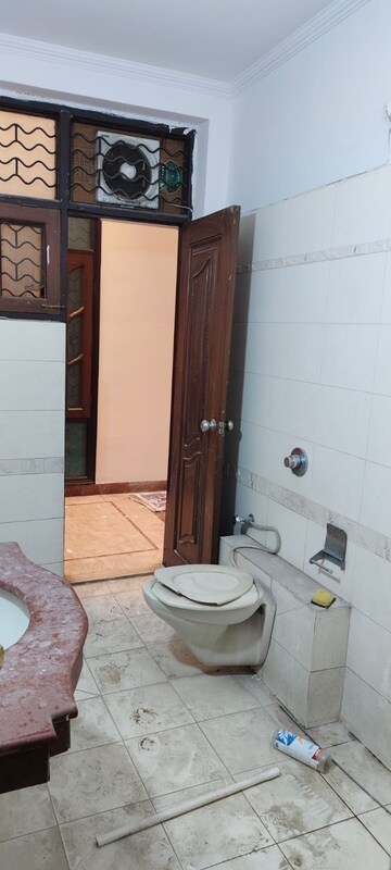 Bathroom in 6 BHK Villa at Gomti Nagar – for Rent