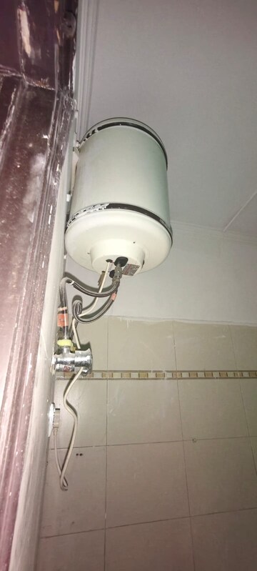 Bathroom in 6 BHK Villa at Gomti Nagar – for Rent