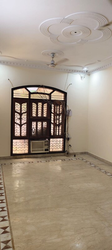 Room in 6 BHK Villa at Gomti Nagar – for Rent