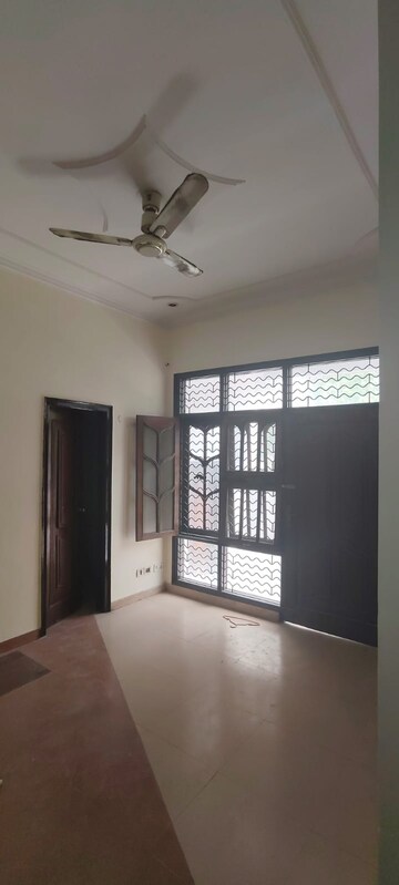 Room in 6 BHK Villa at Gomti Nagar – for Rent