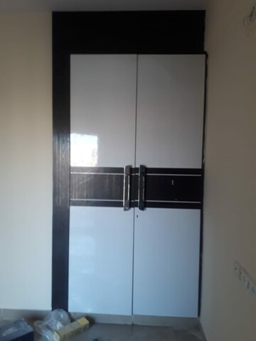 Room in 3 BHK Apartment at Proview Officer City, Raj Nagar Extension – for Rent