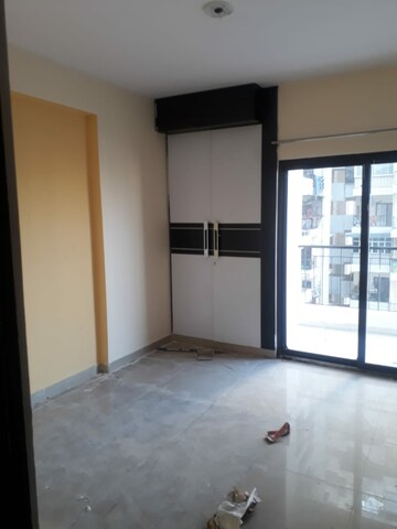 Room in 3 BHK Apartment at Proview Officer City, Raj Nagar Extension – for Rent