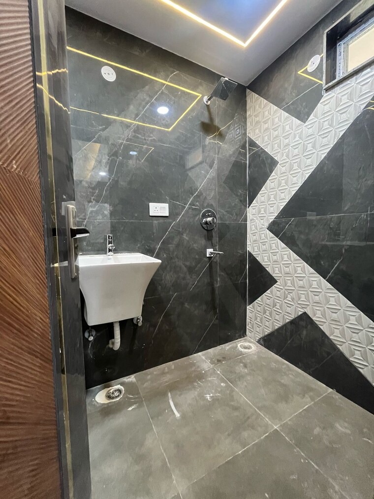 Bathroom, dwarka mor 3 Bedroom 900 Sq.Ft. Builder Floor In Dwarka Mor Delhi 8445148