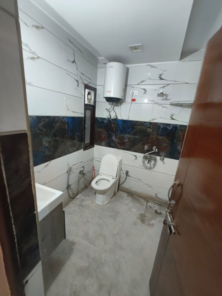 Attached Bathroom, paschim vihar 3 Bedroom 1100 Sq.Ft. Apartment In Paschim Vihar Delhi 8445157