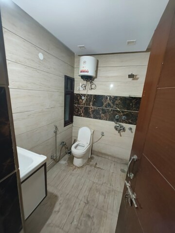 Bathroom in 3 BHK Apartment at Paschim Vihar – for Rent