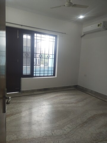 Room in 2 BHK Builder Floor at Sector 43 – for Rent