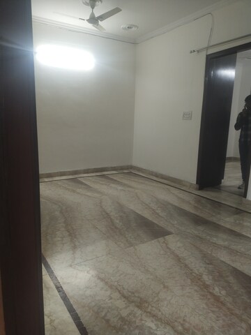 Room in 2 BHK Builder Floor at Sector 43 – for Rent
