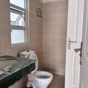 Bathroom in 3.5 BHK Builder Floor at BPTP Park 81, Sector 81 – for Sale