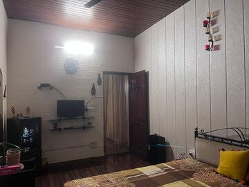 Bedroom in 1 BHK Builder Floor at Dalanwala – for Rent