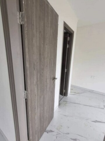 Building Lobby in 3.5 BHK Builder Floor at Smart World Gems, Sector 89 – for Sale
