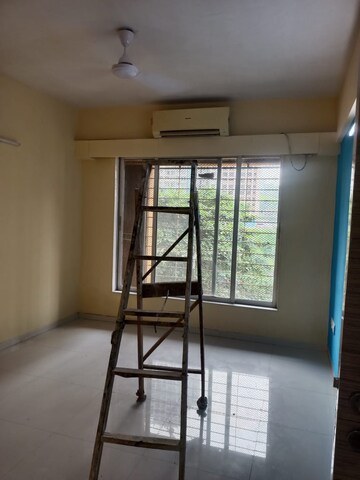 Room in 3 BHK Apartment at Group Seven Rushi Heights, Goregaon East – for Rent