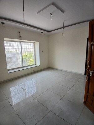 Room in 3 BHK Apartment at Narendra Nagar – for Sale