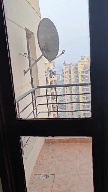 Furnished Amenities in 3 BHK Apartment at BPTP The Resort, Sector 75 – for Rent