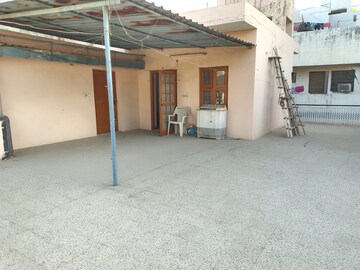 Parking in 1 RK Independent House at Sector 10a – for Rent