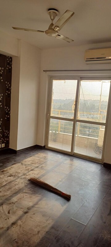 Room in 2 BHK Apartment at BPTP The Resort, Sector 75 – for Rent