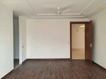 Room in 4 BHK Builder Floor at Unitech South City II, Sector 50 – for Rent