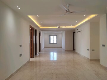 Room in 4 BHK Builder Floor at Unitech South City II, Sector 50 – for Rent