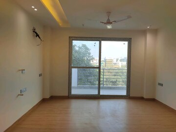 Room in 4 BHK Builder Floor at Unitech South City II, Sector 50 – for Rent