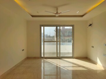 Room in 4 BHK Builder Floor at Unitech South City II, Sector 50 – for Rent