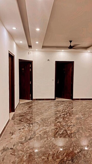 Room in 1 BHK Builder Floor at Satyam Plaza, Sector 15 – for Rent