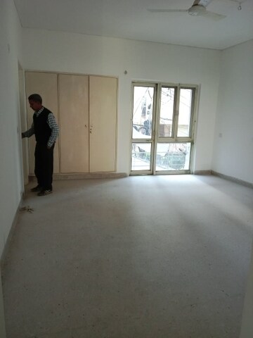 Room in 6+ BHK Independent House at New Friends Colony – for Rent