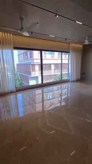 Room in 4 BHK Apartment at Silver 33 West, Khar West – for Sale