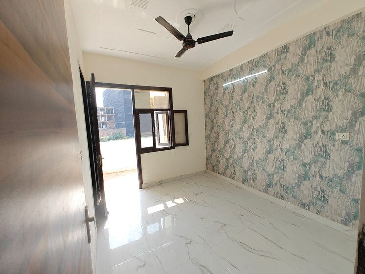Room, sector 73 2 Bedroom 1000 Sq.Ft. Builder Floor In Sector 73 Noida 8446078