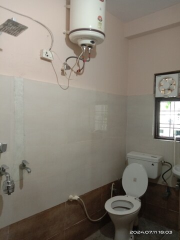 Bathroom in 2 BHK Builder Floor at Satyam Plaza, Sector 15 – for Rent