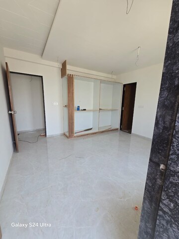 Room in 4 BHK Apartment at Sama Savli Road – for Rent