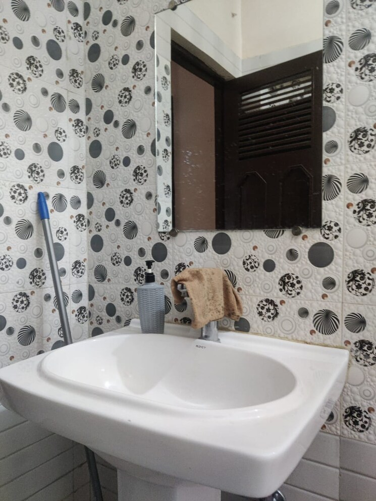 Bathroom, pallavpuram 6 Bedroom 200 Sq.Yd. Villa In Pallavpuram Meerut 8446114