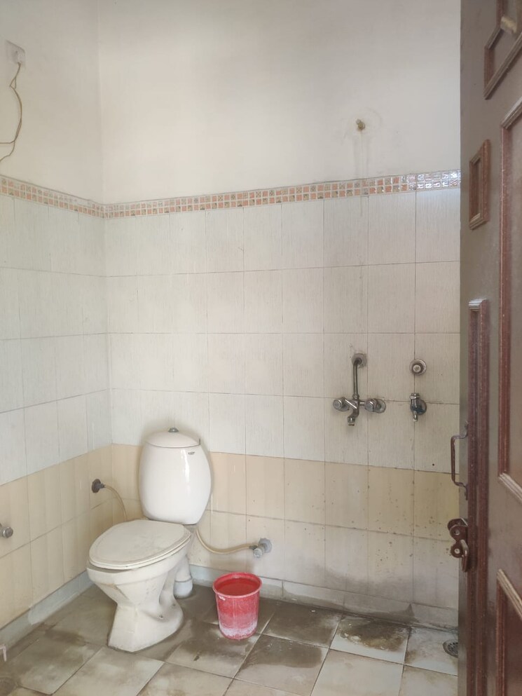Bathroom, pallavpuram 6 Bedroom 200 Sq.Yd. Villa In Pallavpuram Meerut 8446114