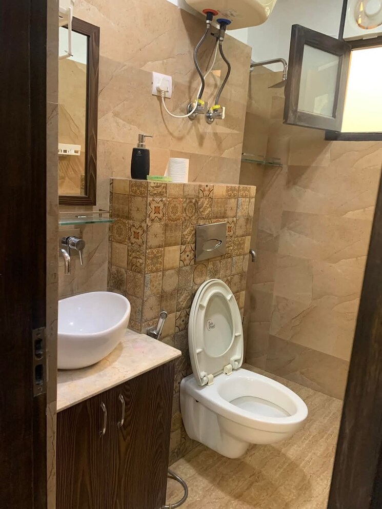 Bathroom, rohini sector 8 2 Bedroom 64 Sq.Mt. Builder Floor In Rohini Sector 8 Delhi 8446218