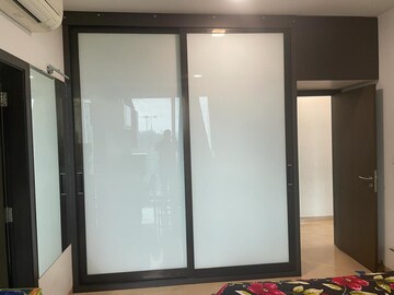 Room in 3 BHK Apartment at Oberoi Exquisite Goregaon, Goregaon East – for Rent