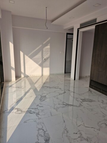 Room in 4 BHK Apartment at Powai – for Sale